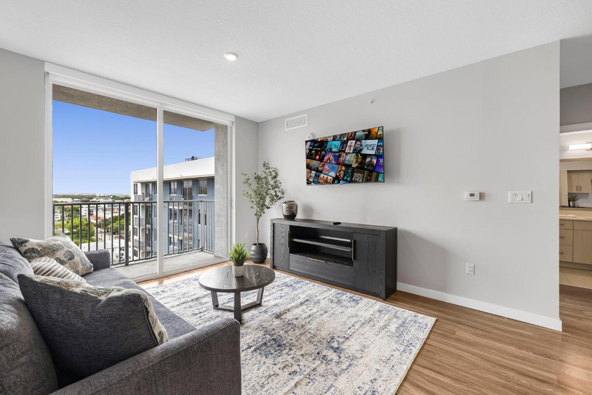 Upscale With Stunning Views & Pool Access Apartment