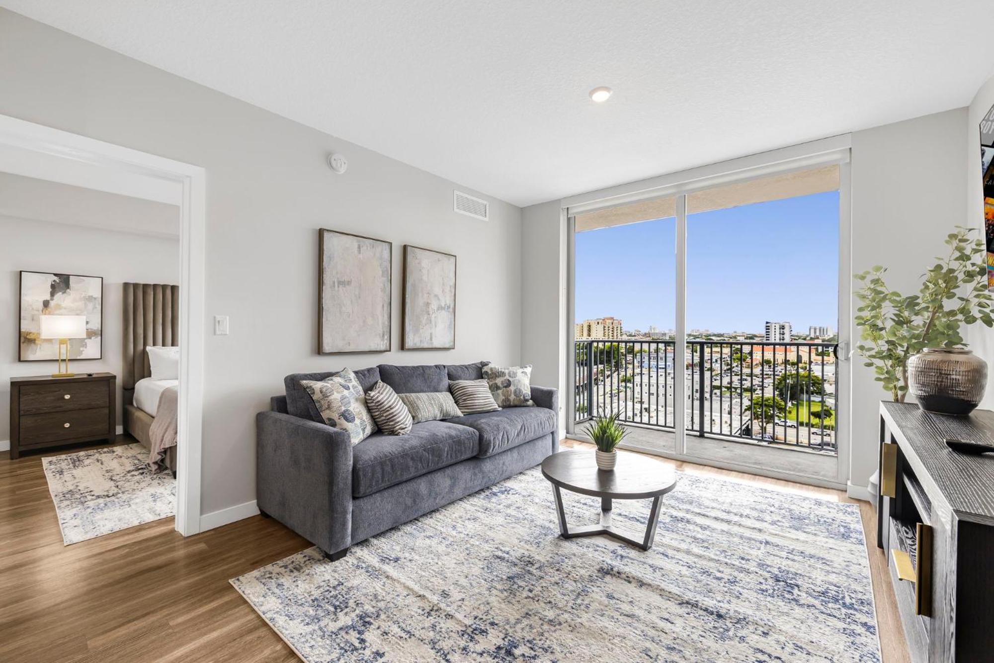 Upscale With Stunning Views & Pool Access Miami