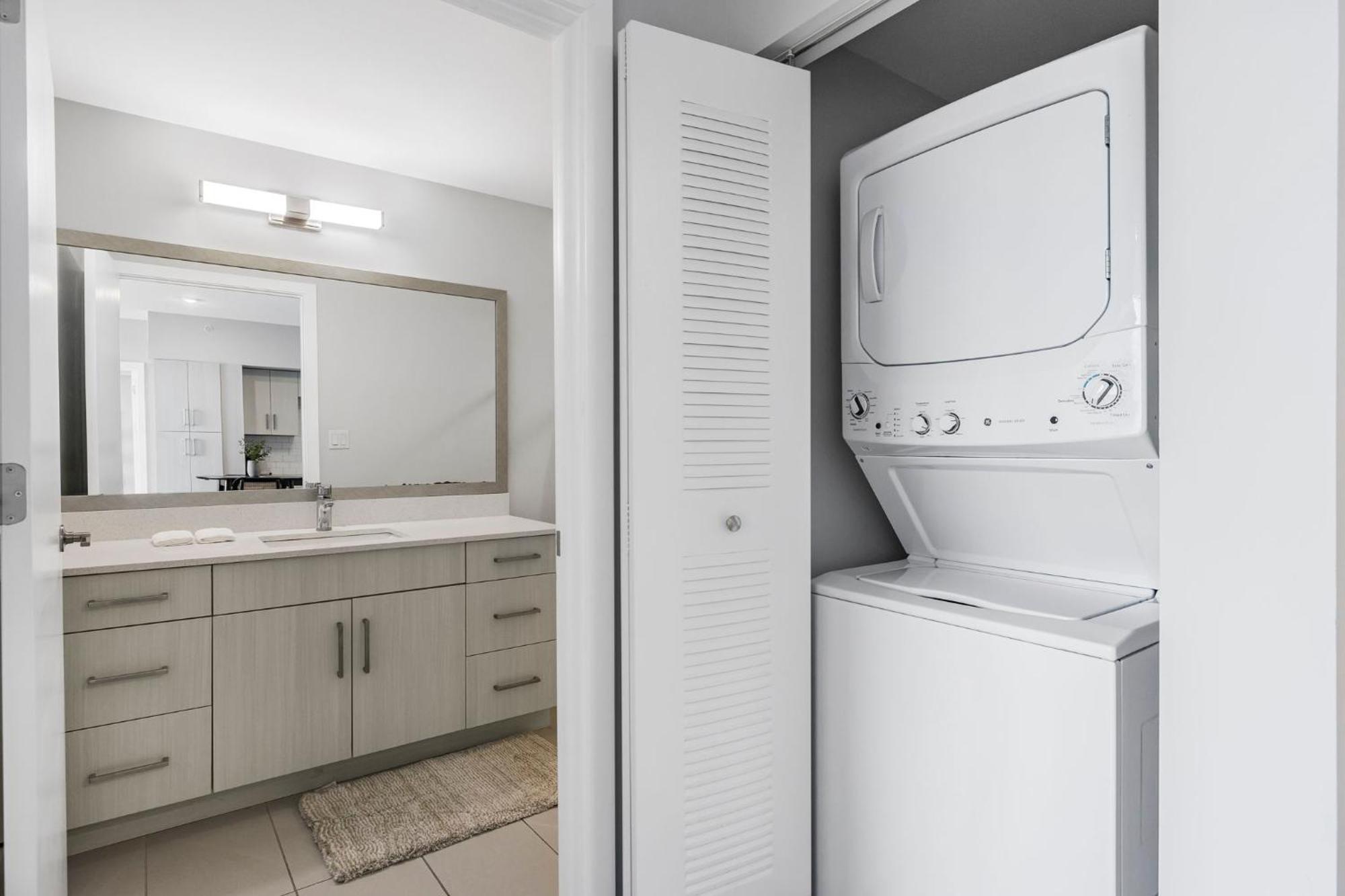 Upscale With Stunning Views & Pool Access * Miami