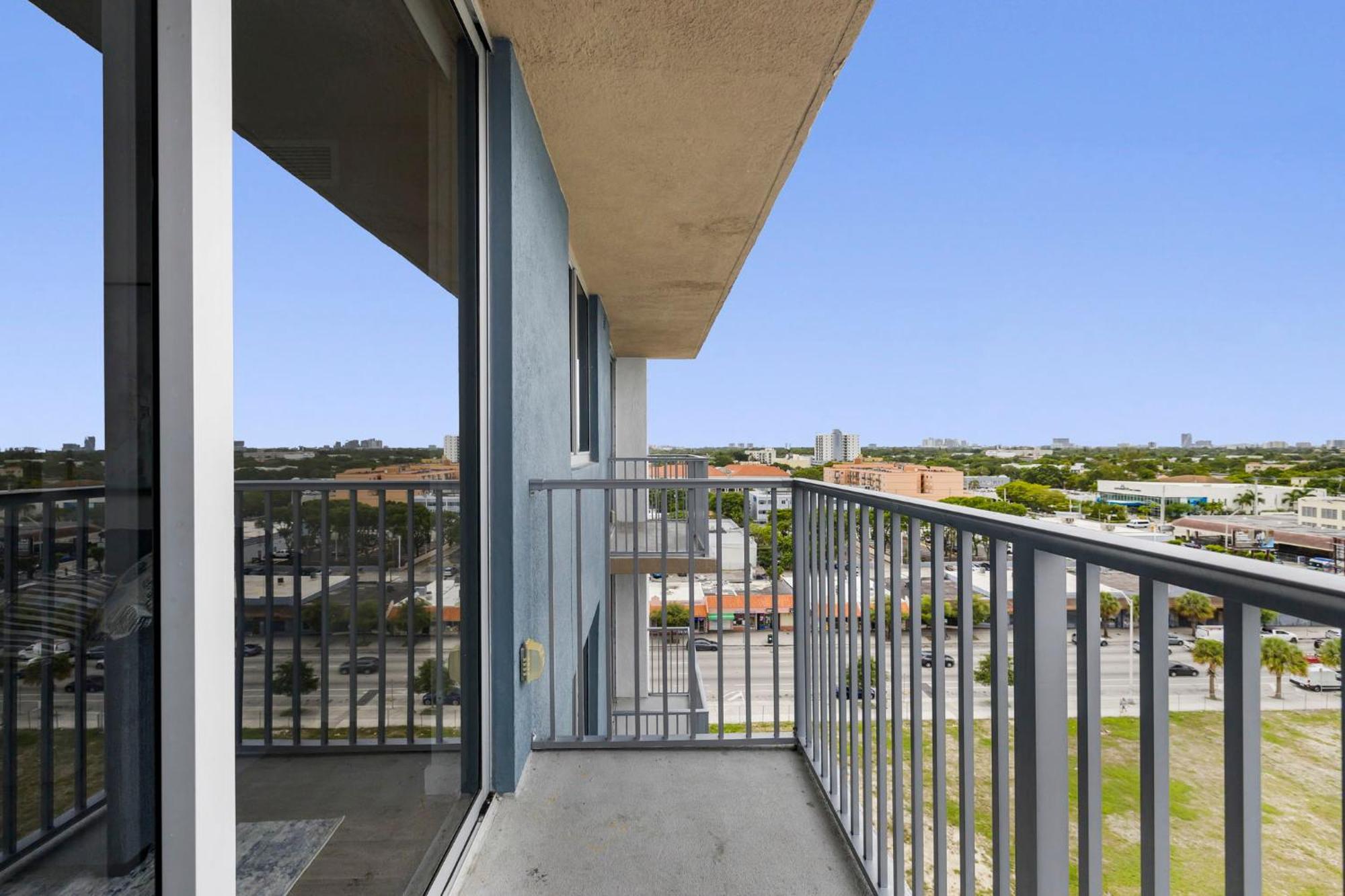 Upscale With Stunning Views & Pool Access Apartment