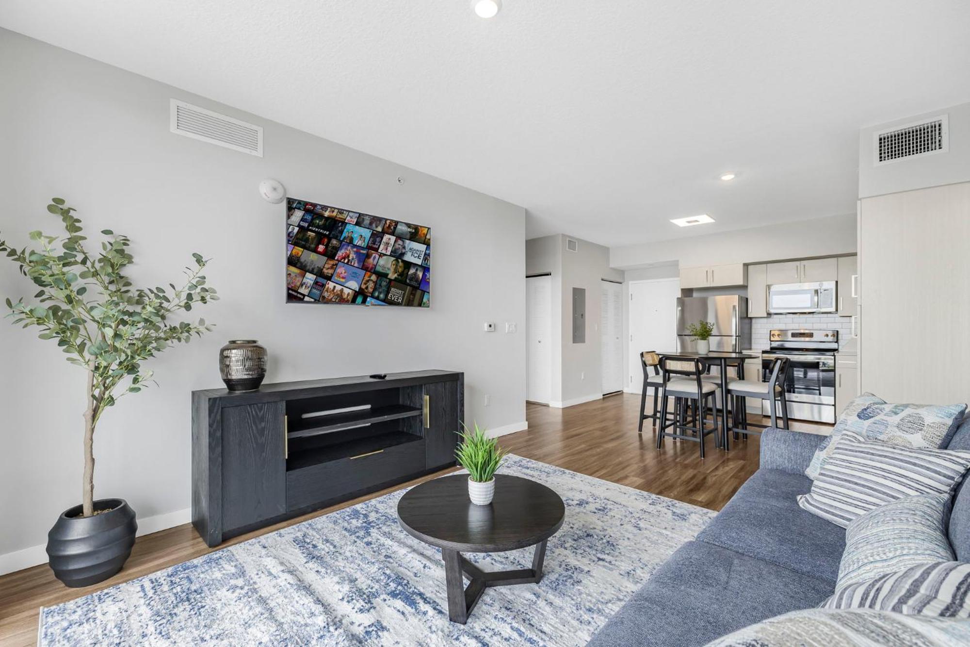 Apartment Upscale With Stunning Views & Pool Access