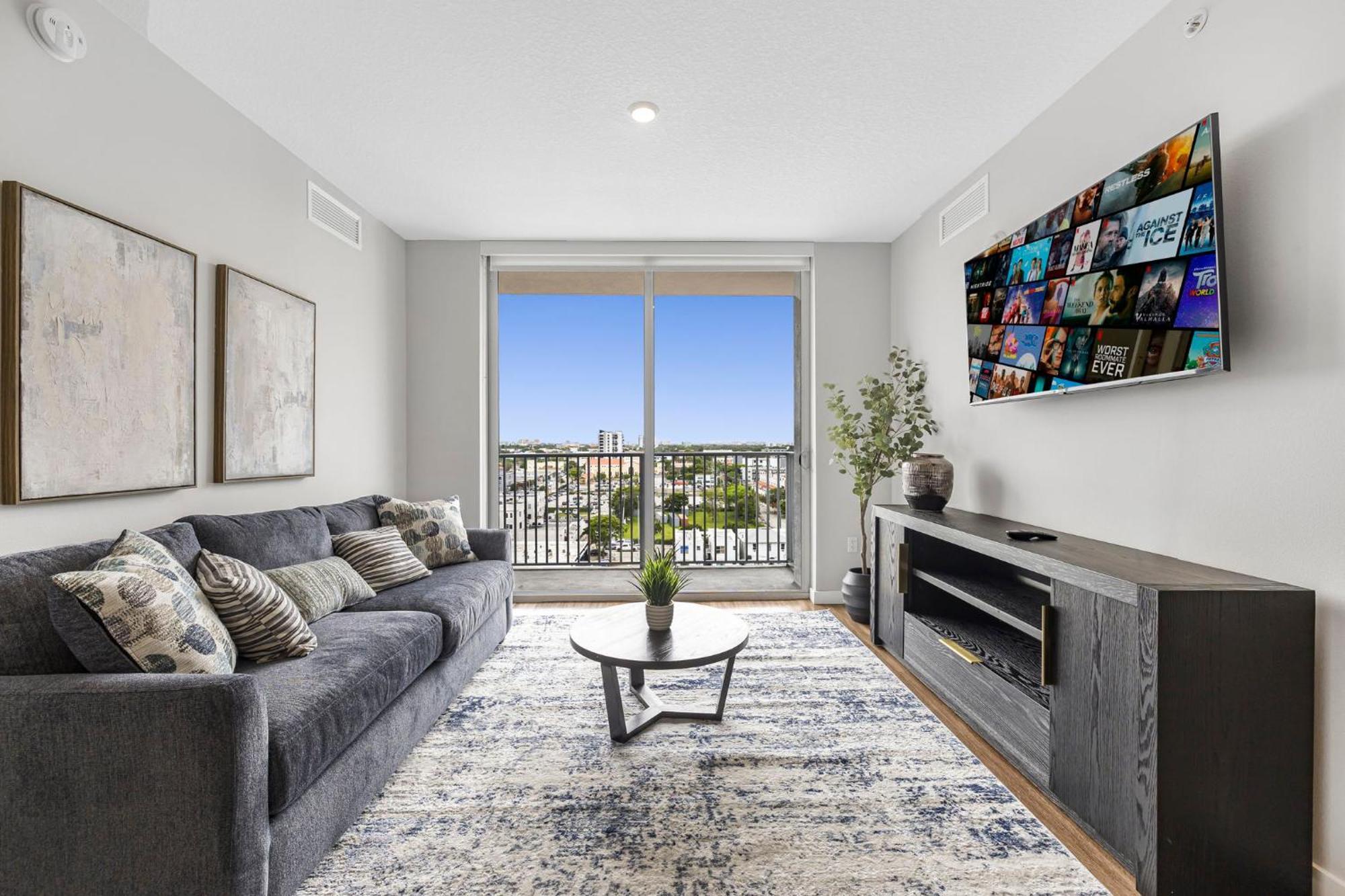 Apartment Upscale With Stunning Views & Pool Access *