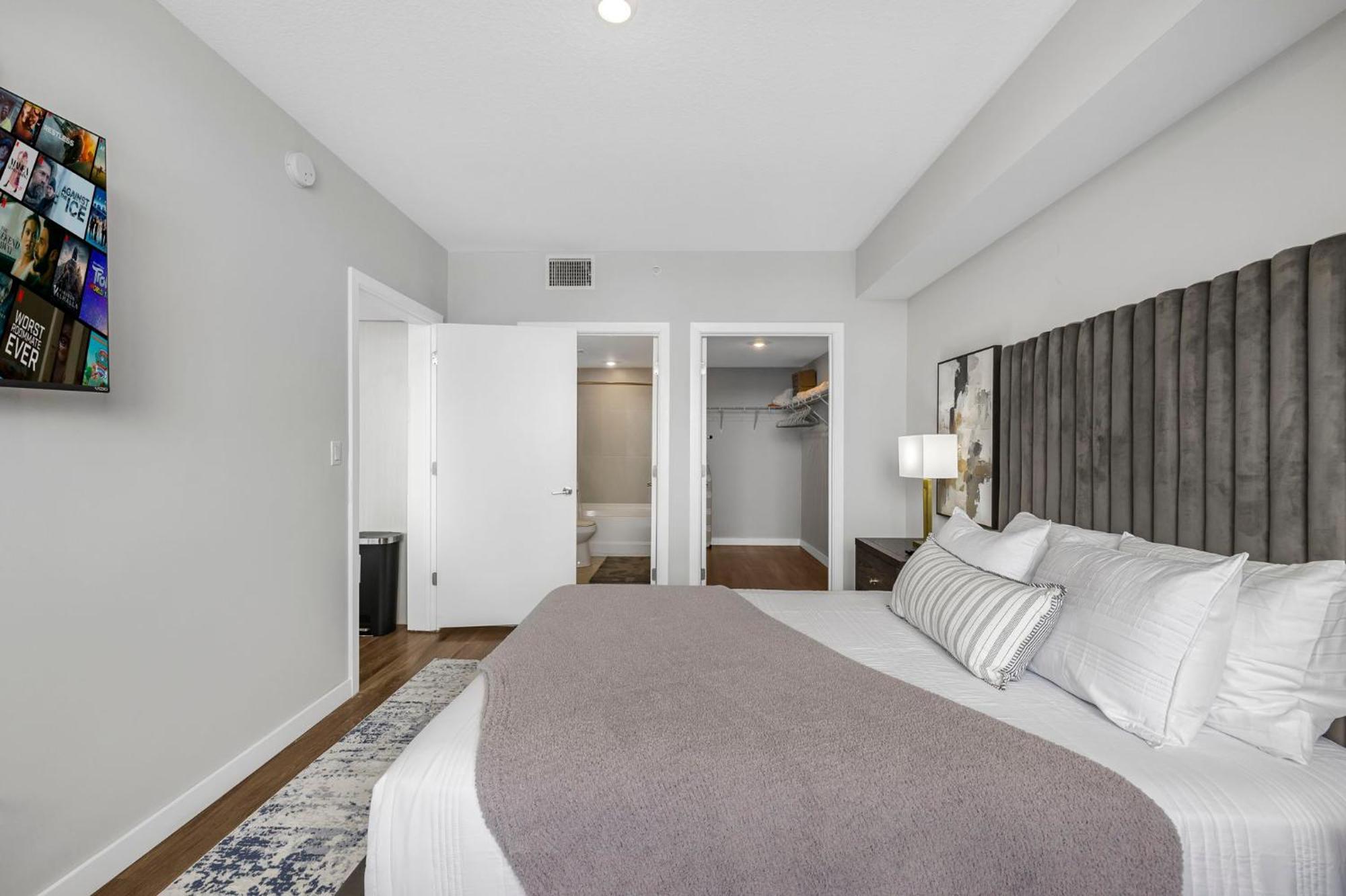 Apartment Upscale With Stunning Views & Pool Access
