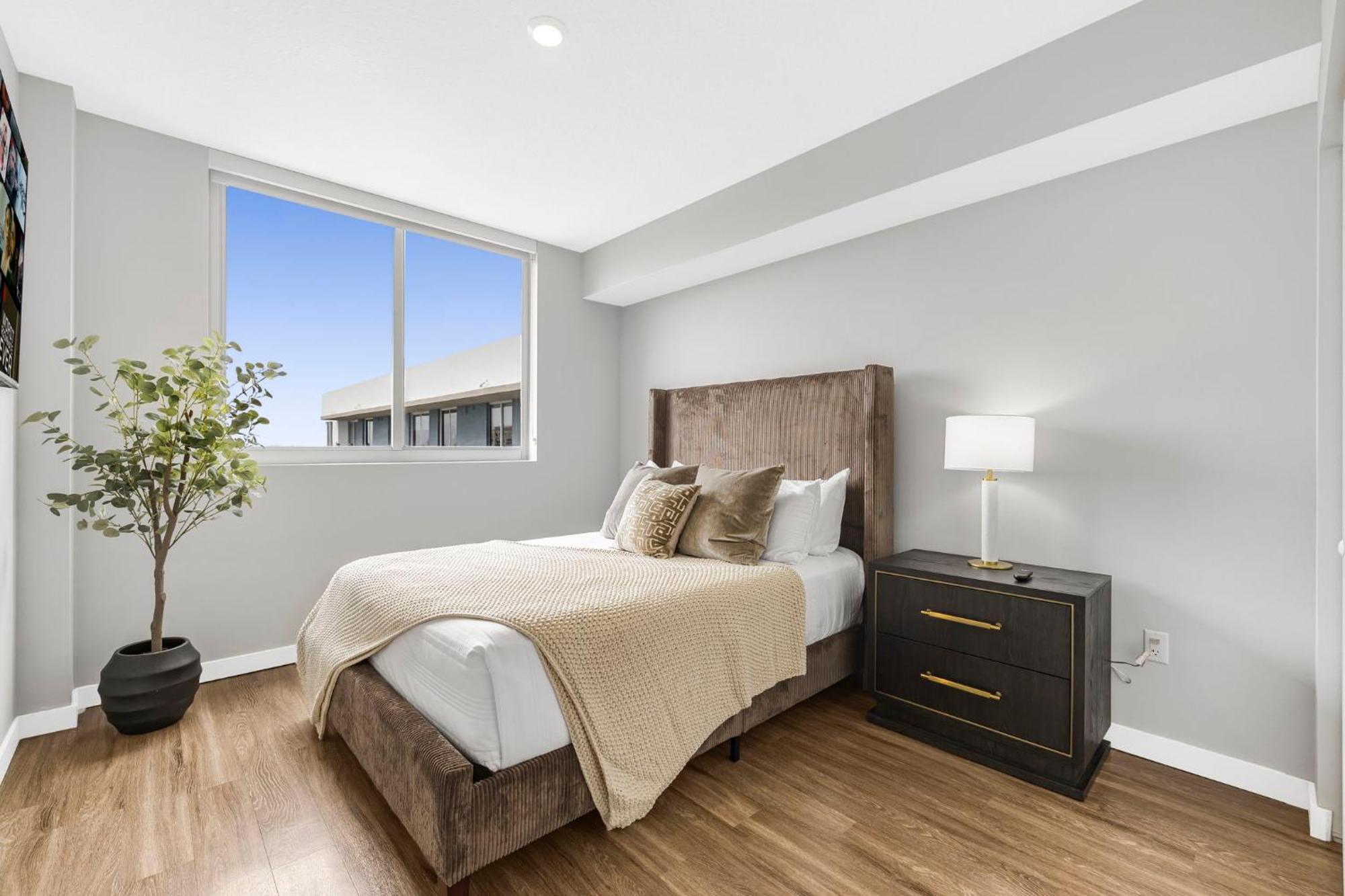 Upscale With Stunning Views & Pool Access Apartment